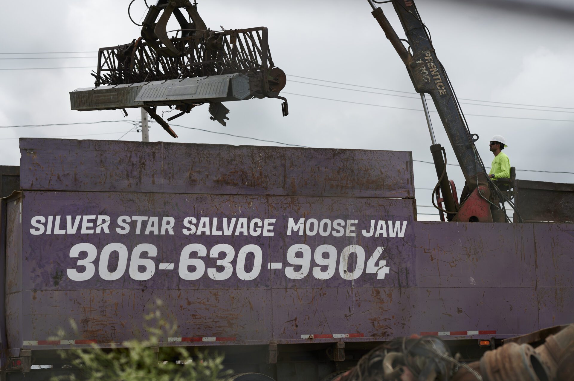 25AH2_4893 Crane loading scrap at Silver Star
